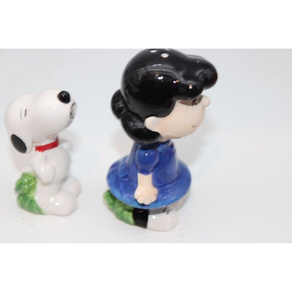 Salt & Pepper Shakers - Peanuts Snoopy kissing Lucy by Westland Giftware - Picture 2 of 5